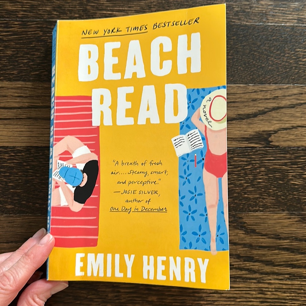 Beach Read by Emily Henry - paperback in very good condition, no bent corners!